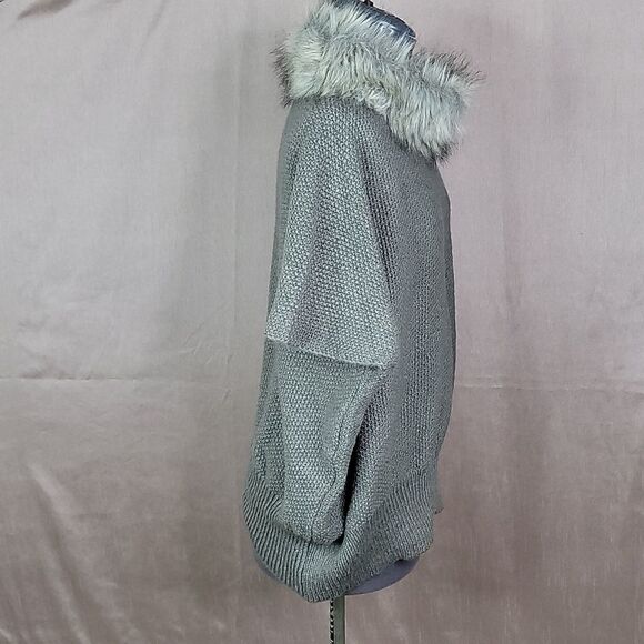 **MIXIT Faux Fur Oversized Cape Sweater OS - Picture 5 of 8